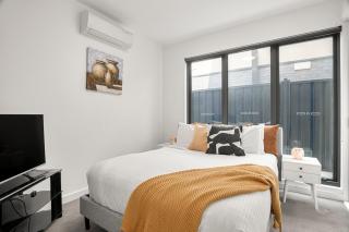 Luxury 3 Bedroom Apartment in Clayton with Free Parking - 9