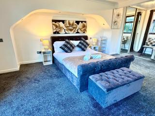 Indoor Heated Pool - Large Family Home - Sleeps 12 - Near Bournemouth Beach - 2