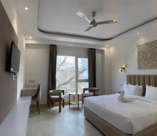 Hotel Ivory Hills - 0