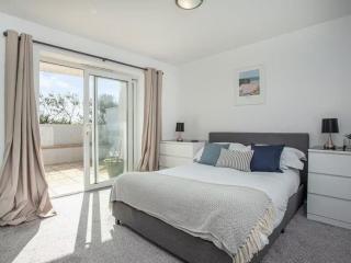 3 Bed House - Sleeps 6 - Parking - Wifi - 0