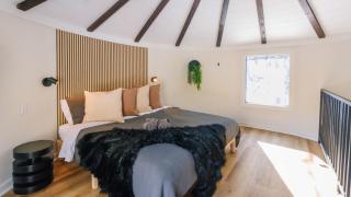 NEW Romantic Silo w Hot Tub and Outdoor Shower - 8