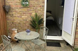 1 Bed Studio - Sleeps 2 - Smoking - Parking - Wifi - 7