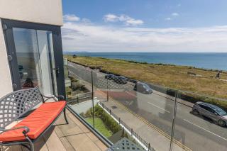 Beachcliff - On the Seafront with Two Balconies - 6