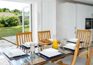 NEW! Stunning & Huge 5BR with Parking & Garden - Perfect for Families & Groups! Excellent Location - 4