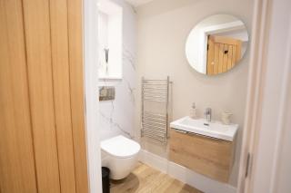 Brand New Modern 2-Bed Apartment in Broadway High Street - Sleeps 4 - 4
