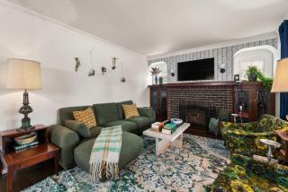 Hot Tub - Game Room - Chic & Spacious - Sleeps 10 - 2