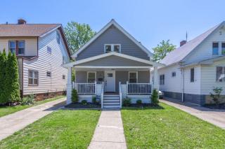 Renovated and Professionally Designed 3Bed Home - 0