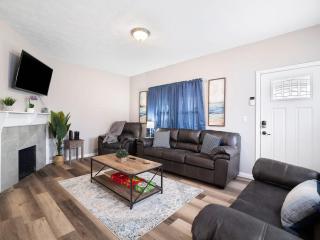 Large Remodeled 4 Bedroom Only 7 Minutes to Downtown - 4