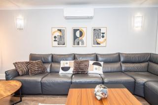 Superb Location Stunning Luxury 4 Bedroom House - 9