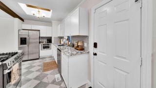 Romantic escape, hot tub, fireplace, massage room! - 2