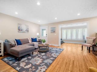 Cleveland 3 Bedroom, 10 Mins to Downtown - 1