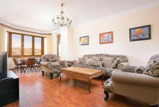 Sunny 3 Bedrooms with 2 Baths, Great City View - 9