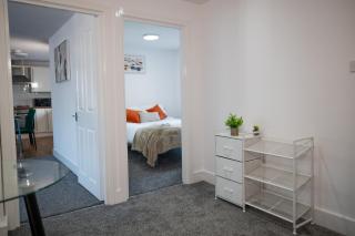 3 Bed 3 Bath En Suite Apartment Ideal Monthly Stay Near St Georges Hospital - 0