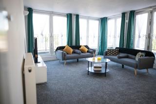 3 Bed 3 Bath En Suite Apartment Ideal Monthly Stay Near St Georges Hospital - 0