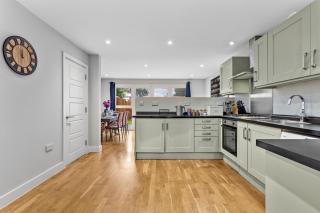 Spacious 5 bed house-Contractors-2 & half baths-Parking - 4