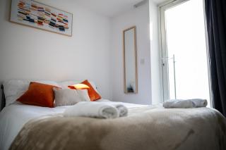 3 Bed 3 Bath En Suite Apartment Ideal Monthly Stay Near St Georges Hospital - 4