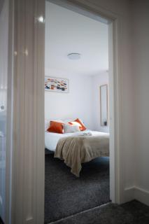 3 Bed 3 Bath En Suite Apartment Ideal Monthly Stay Near St Georges Hospital - 7