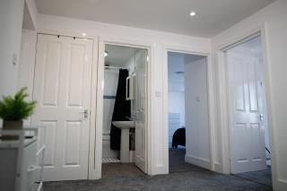 3 Bed 3 Bath En Suite Apartment Ideal Monthly Stay Near St Georges Hospital - 8
