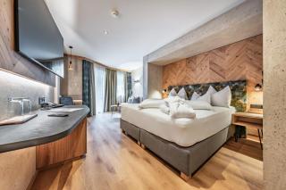 Hotel Berghof Mayrhofen - 1