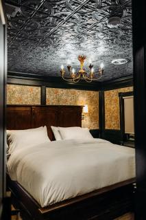 Florence King Suite at Bootleggers Lodge - Lake Views & Marble Bath - 3