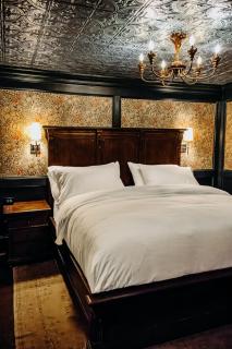 Florence King Suite at Bootleggers Lodge - Lake Views & Marble Bath - 2