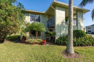 Colorful condo w/shared pool, free WiFi, central A/C - close to the beach - 8