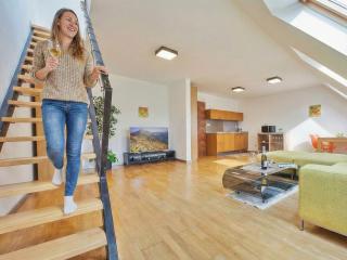 Dolná - mezonetový apartmán na námestí - 0