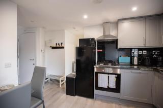 Cozy 2 Bed Flat in Town Centre - 2