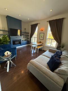 2 Bed Apartment in DT Toronto with Free Parking - 0