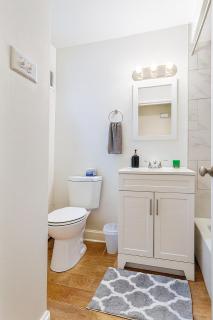 Fast Wi-Fi 1BR Apartment Near Airport - 6