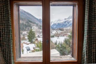 2 bedroom, balcony and parking near Bellevue lift - 0