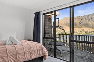 Marina Nest - Timeless & Majestic Kiwi Family Bach - Beautiful Lake Views - 4