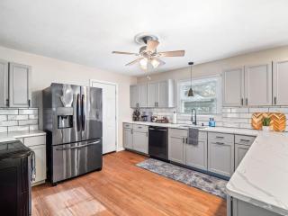 Vermilion Retreat with Game Room, Hot Tub and Across from Community Pool - 9