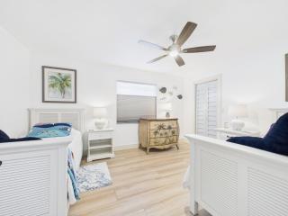 NEW - Villa Rosegarden Oasis, 3 Bedroom Waterfront Pool Villa with Gulf Access - 2