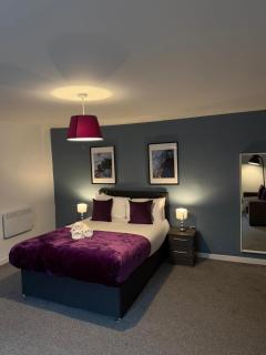 Spacious 4 Bedroom Apartment with Terrace Liverpool by StaySavvy Accommodation - 6
