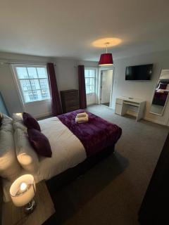 Spacious 4 Bedroom Apartment with Terrace Liverpool by StaySavvy Accommodation - 5