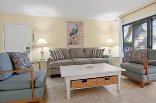 Spacious 3BR Sleeps 10, Minutes from Harbour Town - 1