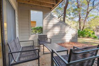 Spacious 3BR Sleeps 10, Minutes from Harbour Town - 9