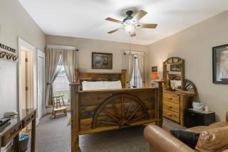 Dreams2Reality | Historic Branson Hotel - Horseshoe Room - Downtown - 9