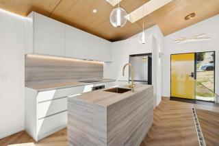 Relaxing Modern Retreat with Stunning Views - 3