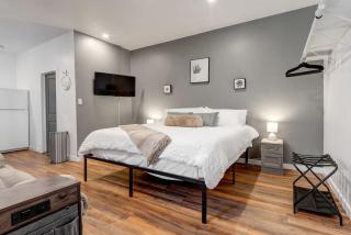 Chic & Cozy Bachelor w Kitchenette New Sudbury - 8