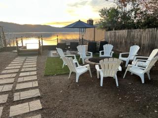 Peaceful Lakeside Retreat - Cozy 3BR Waterfront Home - 9