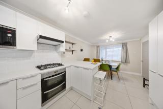 Medway home with superfast Wi-Fi & pool table - 1