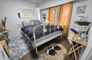 Bohemian Theme Private Room near Metrotown Mall with private parking - 0