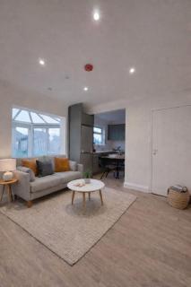 Stylish 3-Bed Home Sleeps 6 Modern & Spacious - 7