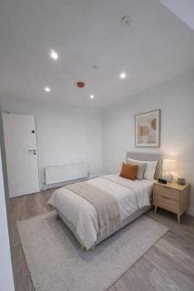 Stylish 3-Bed Home Sleeps 6 Modern & Spacious - 1