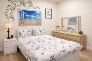 Walk to Caesars • Hot Tub • Sleep 9 • Free Parking - 8