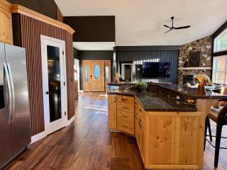 Elegant Blackwood Grove by Casa Oso - 5