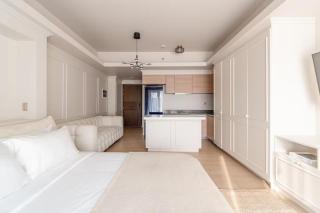 Bright Studio with Soft Neutrals & Modern Finishes - 7