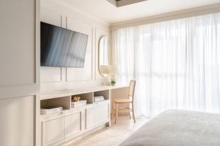 Bright Studio with Soft Neutrals & Modern Finishes - 5